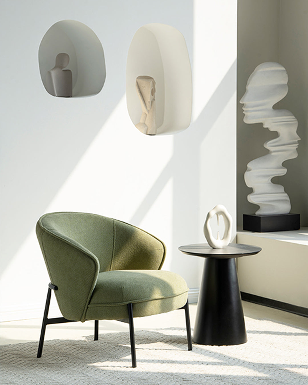 Domina las Curvas: Cómo Integrar los Sillones Curveados de OFCASA en tu Hogar