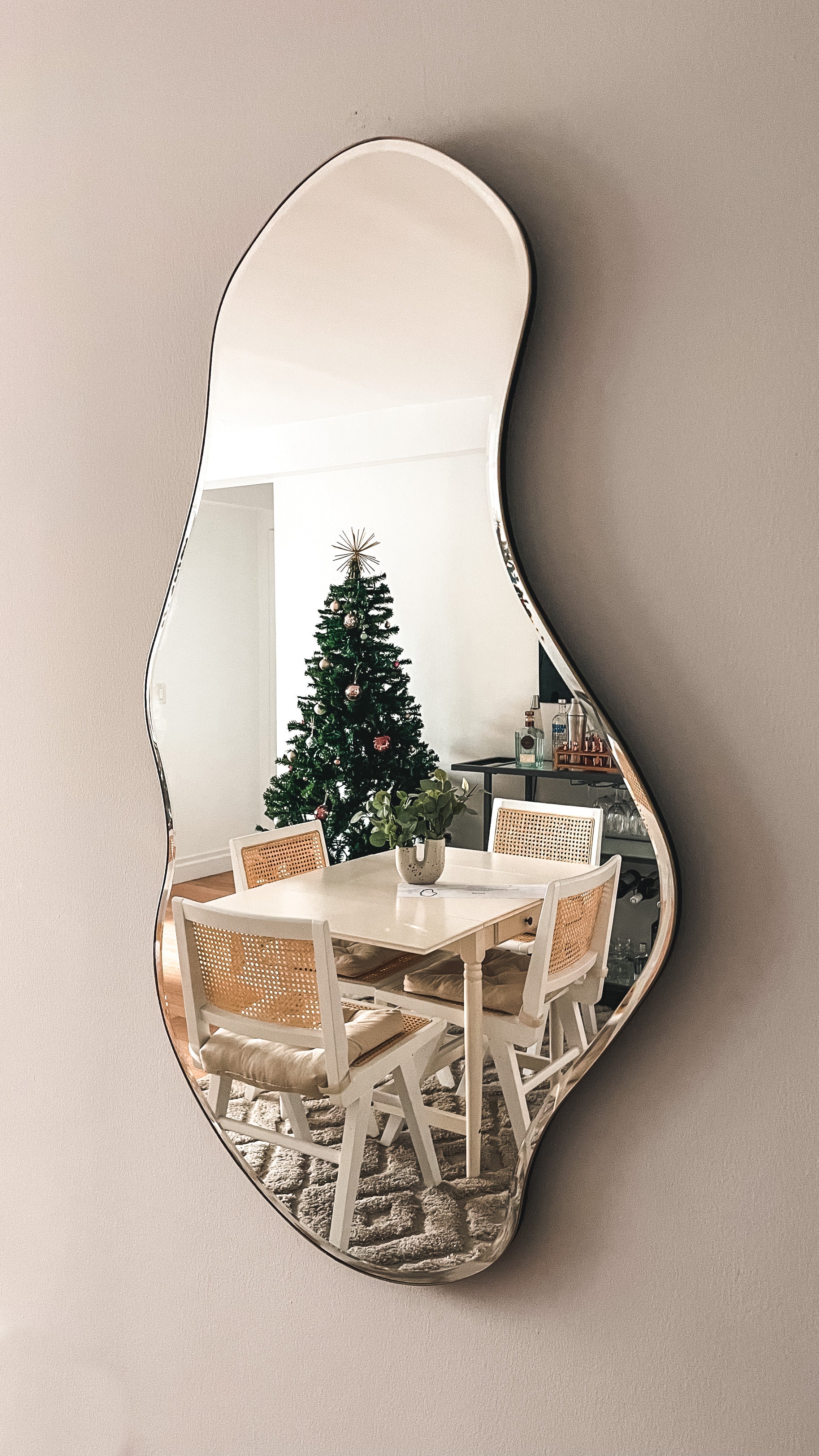 Espacios de Comedor Pequeños, Gran Estilo: Las Mejores Sillas de OFCASA para Apartamentos