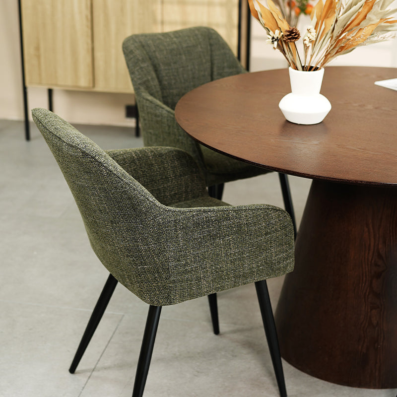 Sillón acolchado Sienna Garden de OFCASA con estructura metálica negra y cojines grises, perfecto para terrazas y comedores,Sillón de exterior Sienna en un patio moderno, muestra diseño ergonómico y tejido resistente a la intemperie