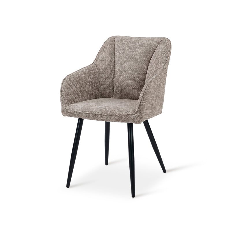 Sillón acolchado Sienna Garden de OFCASA con estructura metálica negra y cojines grises, perfecto para terrazas y comedores,Sillón de exterior Sienna en un patio moderno, muestra diseño ergonómico y tejido resistente a la intemperie