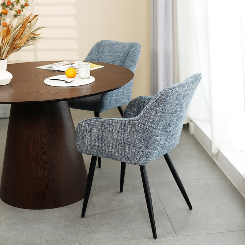 Sillón acolchado Sienna Garden de OFCASA con estructura metálica negra y cojines grises, perfecto para terrazas y comedores,Sillón de exterior Sienna en un patio moderno, muestra diseño ergonómico y tejido resistente a la intemperie