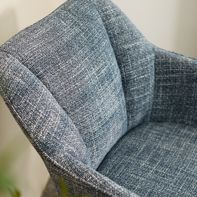 Sillón acolchado Sienna Garden de OFCASA con estructura metálica negra y cojines grises, perfecto para terrazas y comedores,Sillón de exterior Sienna en un patio moderno, muestra diseño ergonómico y tejido resistente a la intemperie