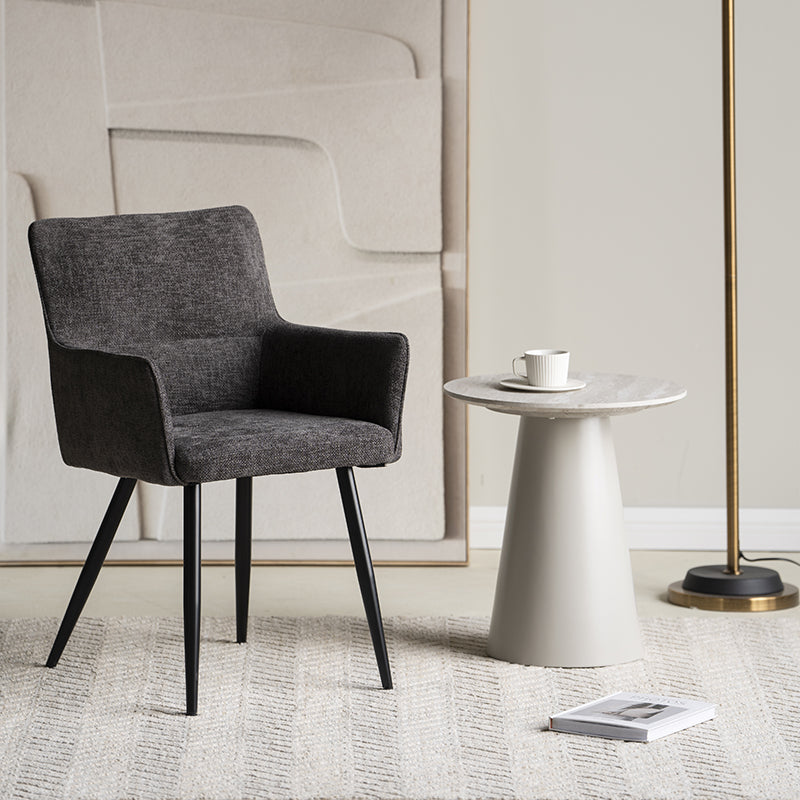 Textura de lino natural en sillón Kaya, costuras reforzadas y acabado antimanchas para mayor durabilidad