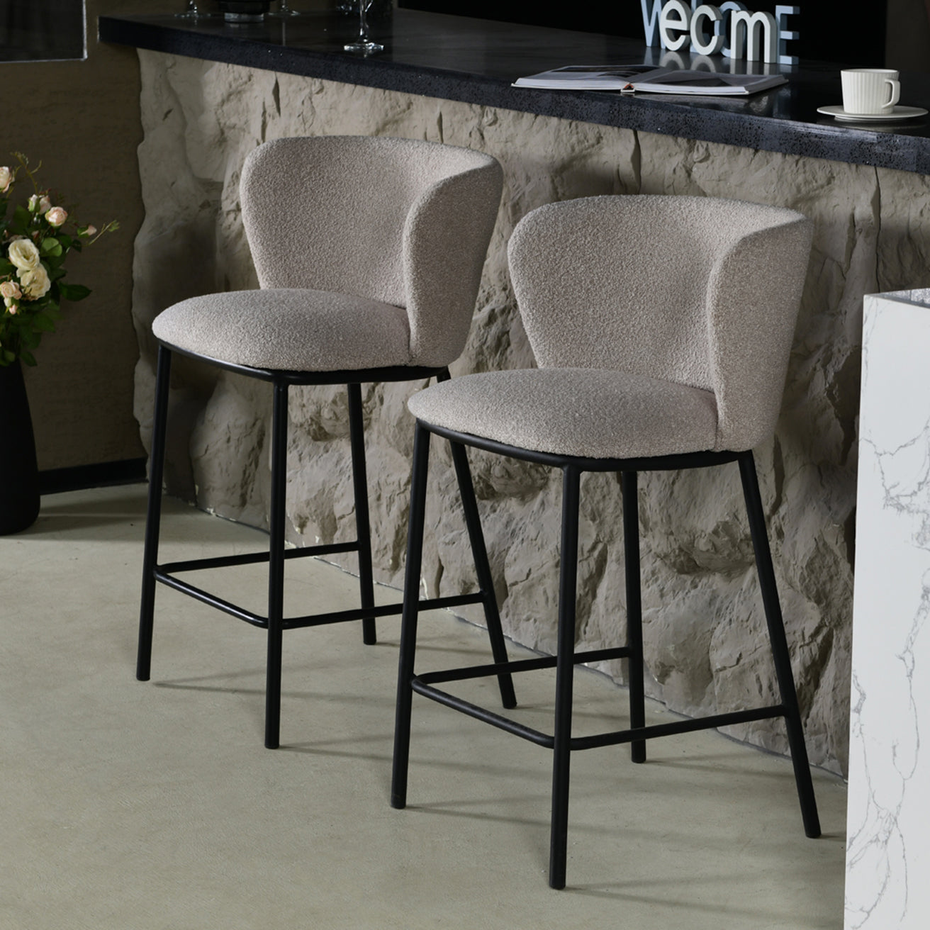 Costura cuadrada decorativa en taburete bouclé Karin, diseño moderno para cocinas UK