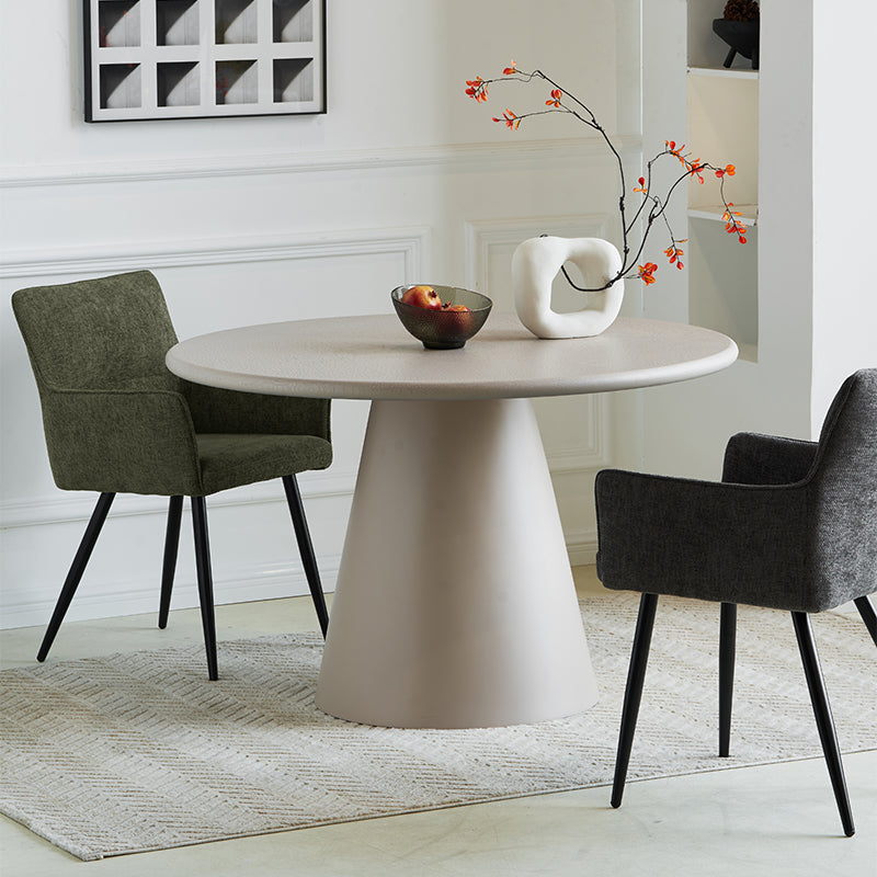 Sillón de comedor con brazos curvados y patas robustas de madera, estilo escandinavo contemporáneo