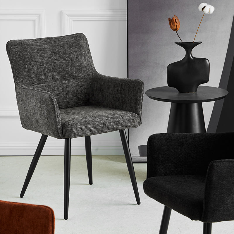 Sillón de comedor con brazos curvados y patas robustas de madera, estilo escandinavo contemporáneo