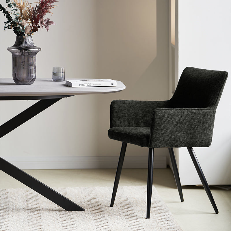 Sillón de comedor con brazos curvados y patas robustas de madera, estilo escandinavo contemporáneo