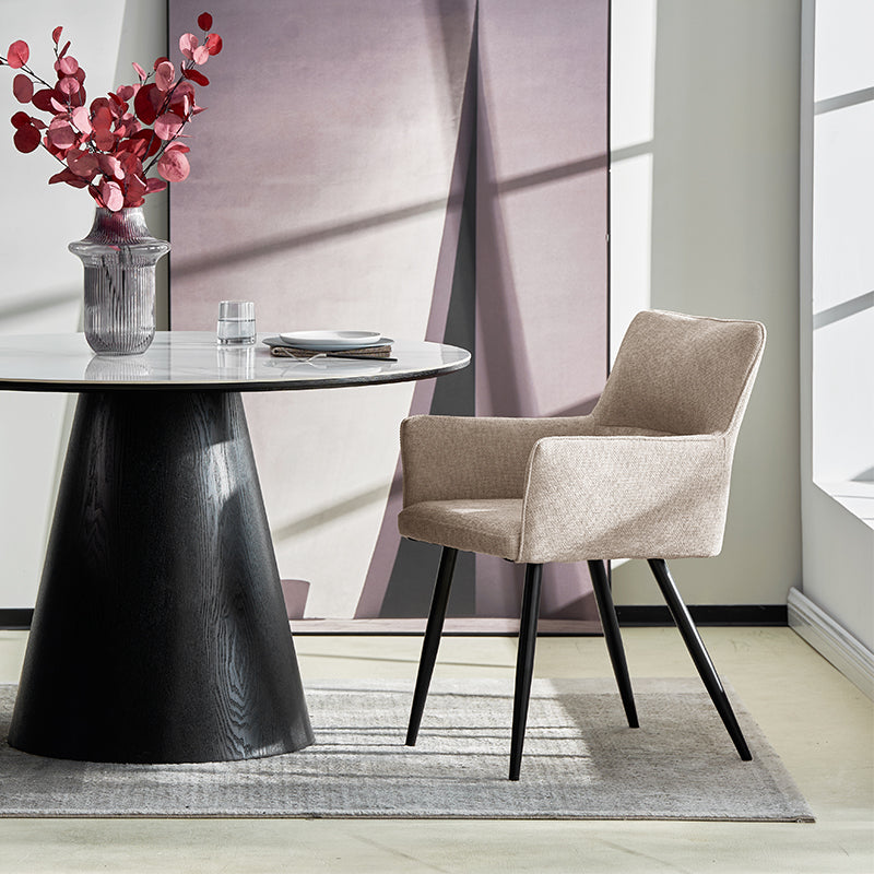 Sillón de comedor con brazos curvados y patas robustas de madera, estilo escandinavo contemporáneo