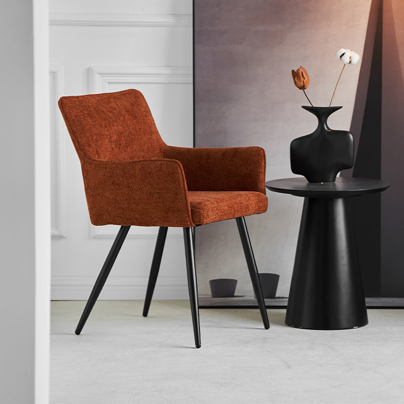 Sillón de comedor con brazos curvados y patas robustas de madera, estilo escandinavo contemporáneo