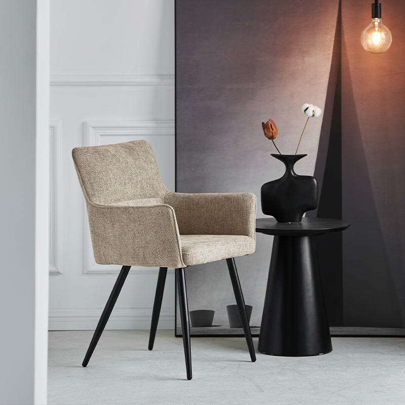 Sillón de comedor con brazos curvados y patas robustas de madera, estilo escandinavo contemporáneo