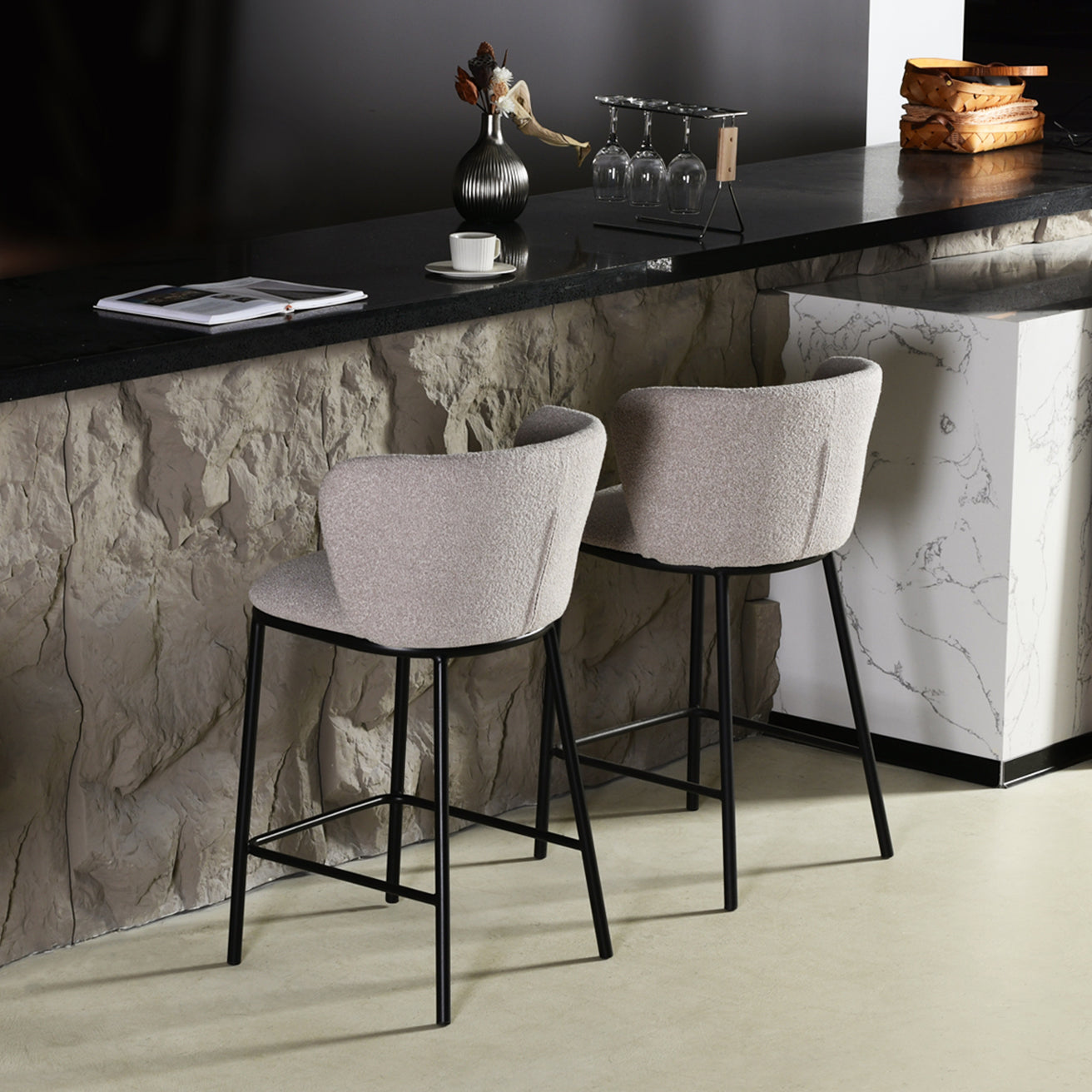 Base de metal en polvo del taburete Karin, estable y resistente, con protección para suelos