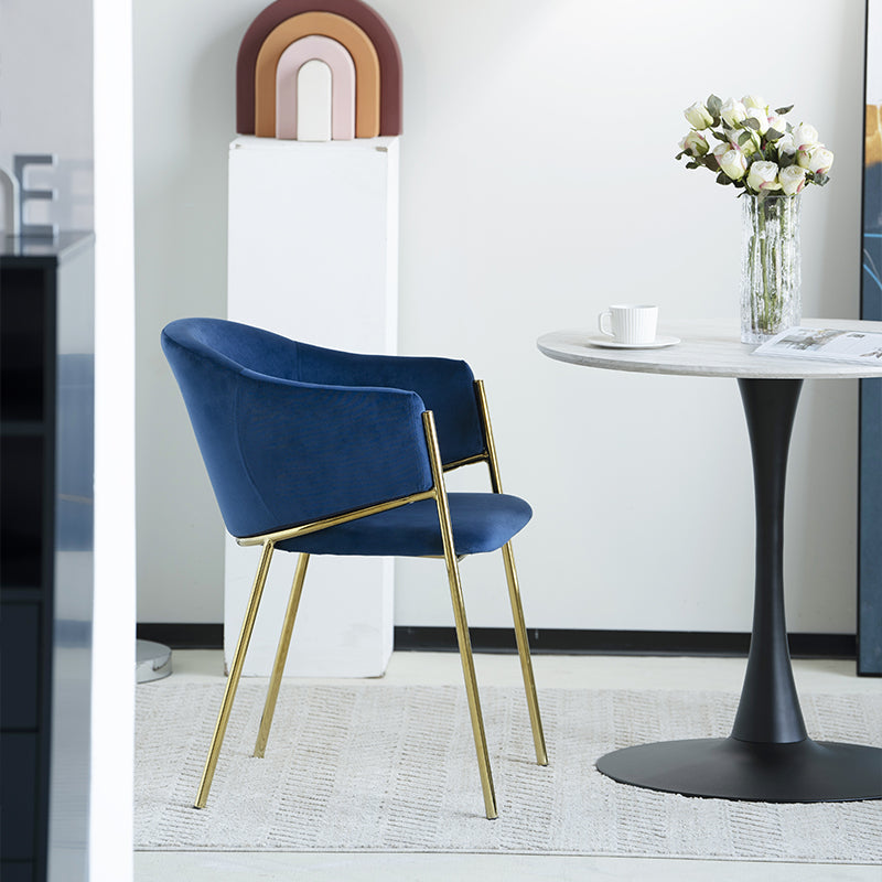 Composición con 4 sillas Dalila alrededor de mesa redonda, ideal para espacios abiertos y comedores elegantes