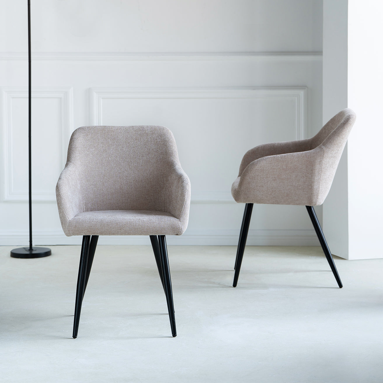 Comedor contemporáneo con mesa de roble y 4 sillas Frazer con reposabrazos, estilo nórdico