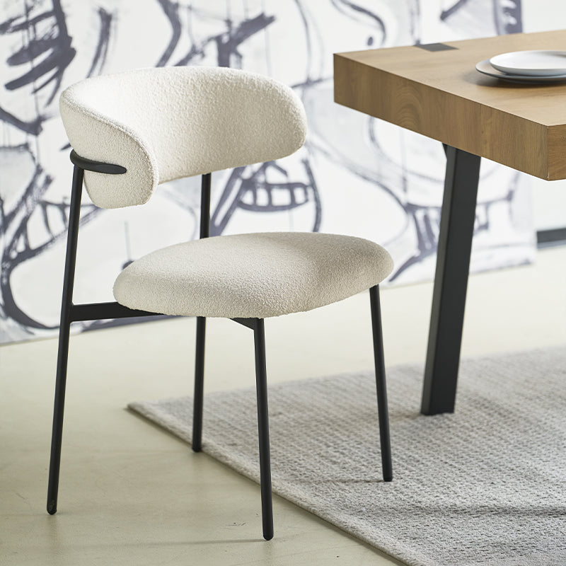 Set de cuatro sillas Zahra alrededor de una mesa, en tono beige neutro y diseño escandinavo