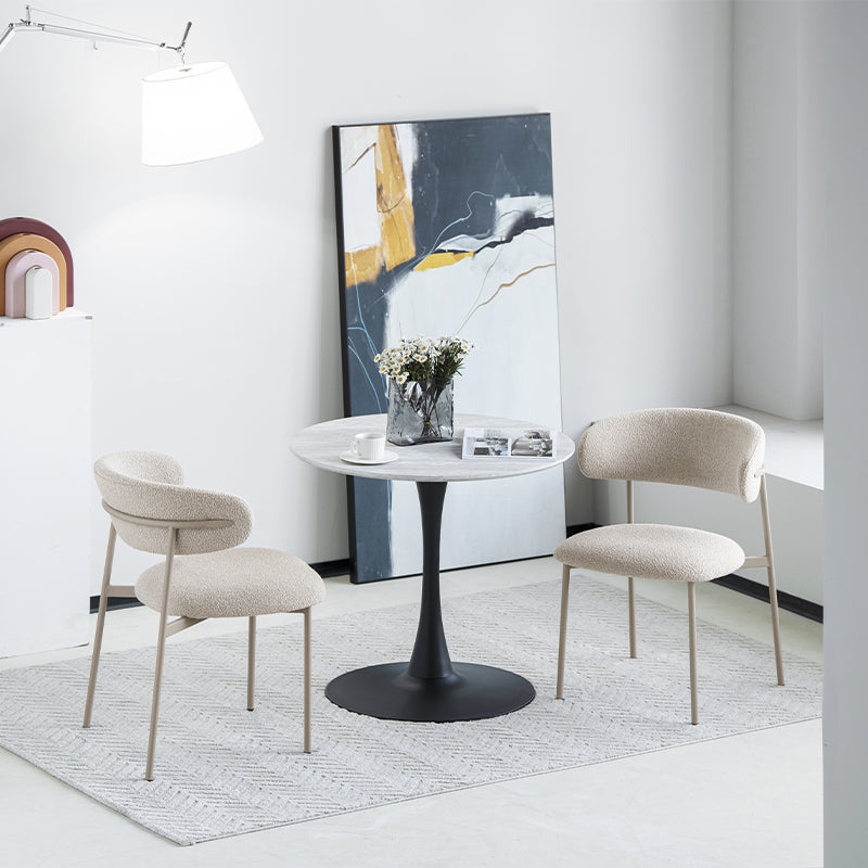 Mesa de comedor redonda Tiana de 80 cm con encimera en efecto travertino y base de metal negro - Ideal para cocinas pequeñas y espacios compactos.