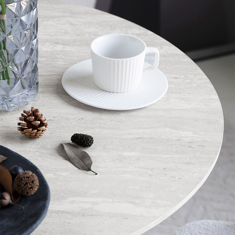 Mesa de comedor redonda Tiana de 80 cm con encimera en efecto travertino y base de metal negro - Ideal para cocinas pequeñas y espacios compactos.