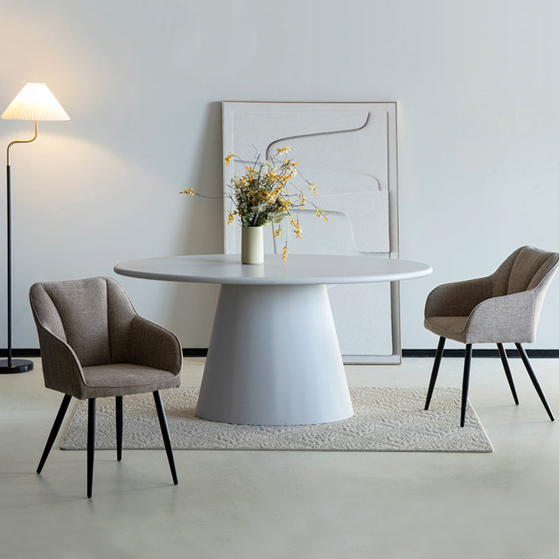 Sillón acolchado Sienna Garden de OFCASA con estructura metálica negra y cojines grises, perfecto para terrazas y comedores,Sillón de exterior Sienna en un patio moderno, muestra diseño ergonómico y tejido resistente a la intemperie