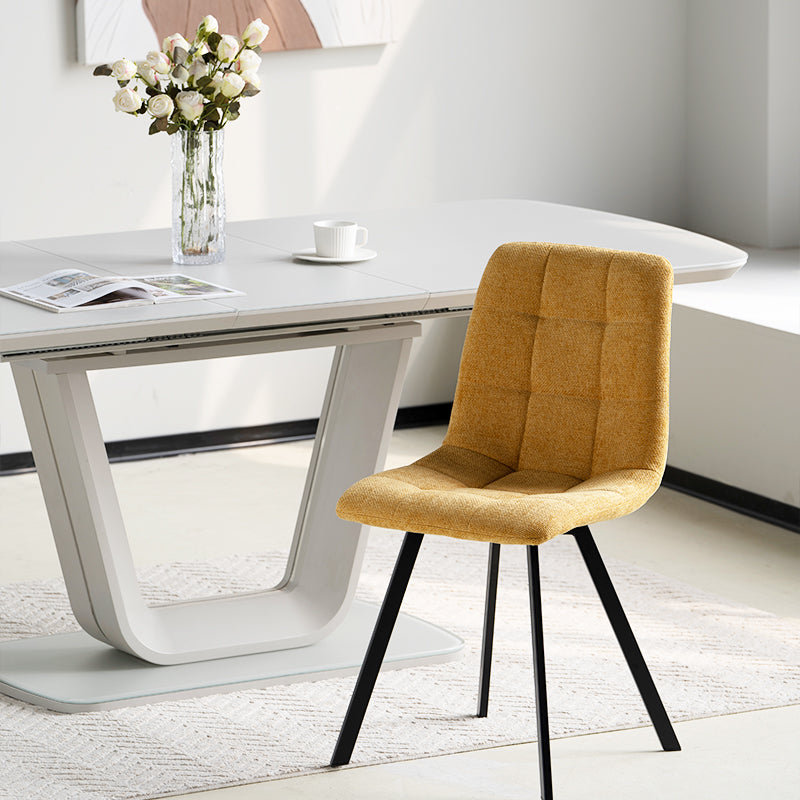 Patas de metal negro pulido en la silla Aoife, con base antideslizante para proteger suelos