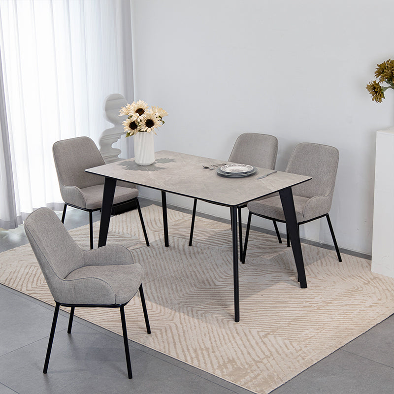 Primer plano del tablero efecto mármol gris antihuellas de la mesa Valdez, superficie resistente a rayones