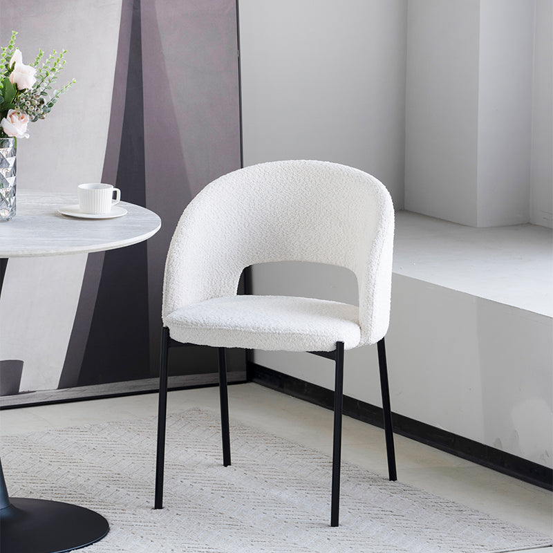 Respaldo curvado para mayor comodidad en largas sobremesas