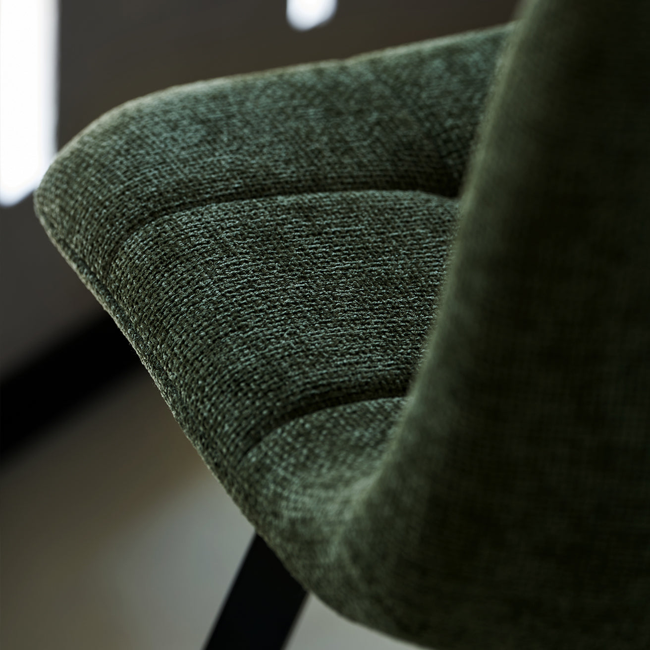 Silla Aoife de perfil, mostrando su respaldo curvado y asiento acolchado, perfecta para comodidad prolongada
