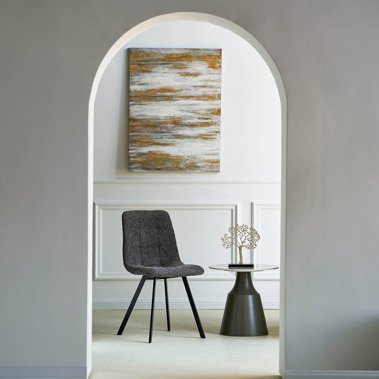 Silla Aoife de perfil, mostrando su respaldo curvado y asiento acolchado, perfecta para comodidad prolongada