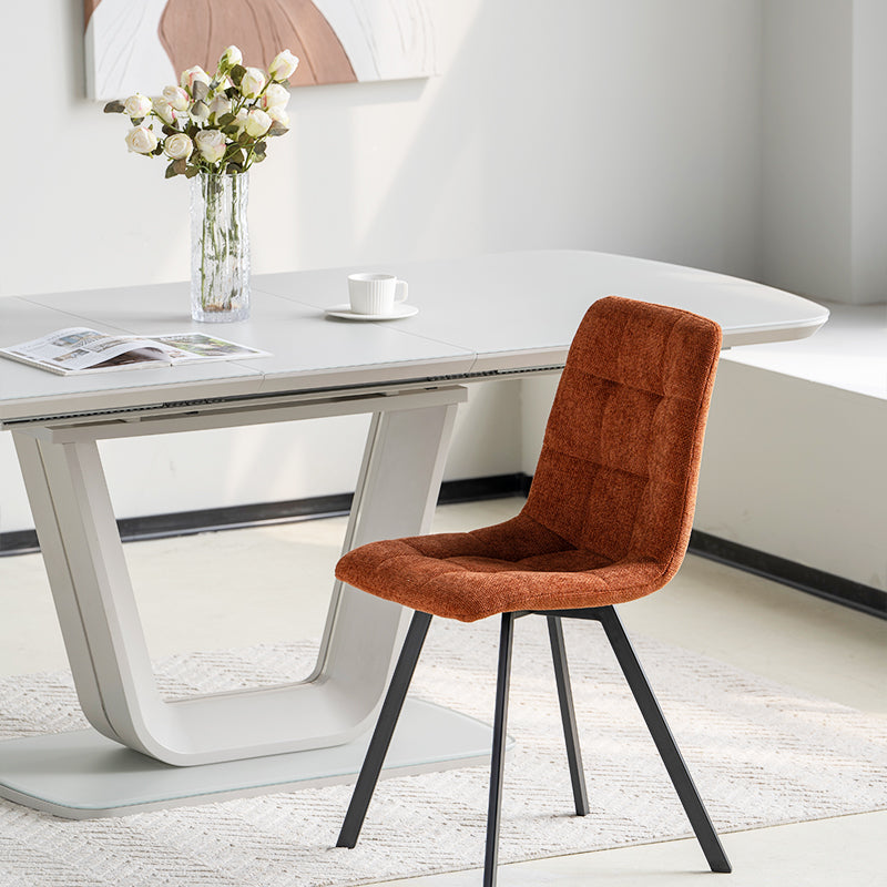 Silla Aoife de perfil, mostrando su respaldo curvado y asiento acolchado, perfecta para comodidad prolongada