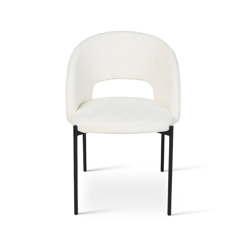 Dos sillas Esme alrededor de una mesa de comedor de roble claro