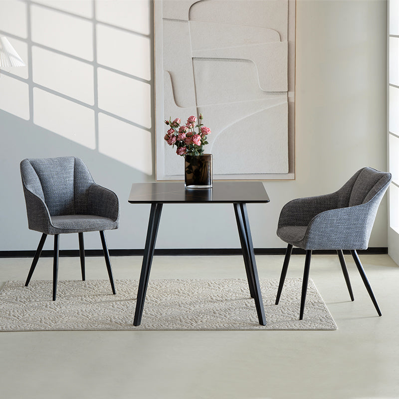 Sillón acolchado Sienna Garden de OFCASA con estructura metálica negra y cojines grises, perfecto para terrazas y comedores,Sillón de exterior Sienna en un patio moderno, muestra diseño ergonómico y tejido resistente a la intemperie