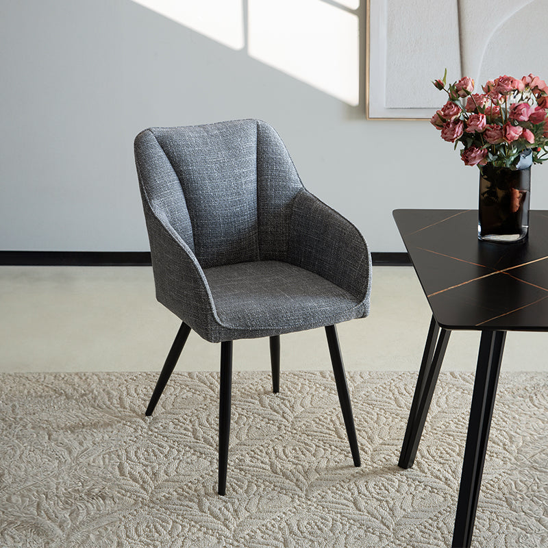 Sillón acolchado Sienna Garden de OFCASA con estructura metálica negra y cojines grises, perfecto para terrazas y comedores,Sillón de exterior Sienna en un patio moderno, muestra diseño ergonómico y tejido resistente a la intemperie