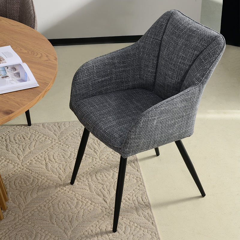 Sillón acolchado Sienna Garden de OFCASA con estructura metálica negra y cojines grises, perfecto para terrazas y comedores,Sillón de exterior Sienna en un patio moderno, muestra diseño ergonómico y tejido resistente a la intemperie