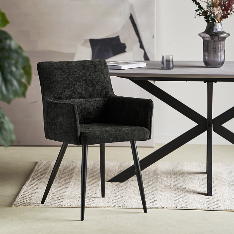Sillón comedor tapizado en lino beige con estructura de madera y brazos acolchados, ideal para comedores modernos