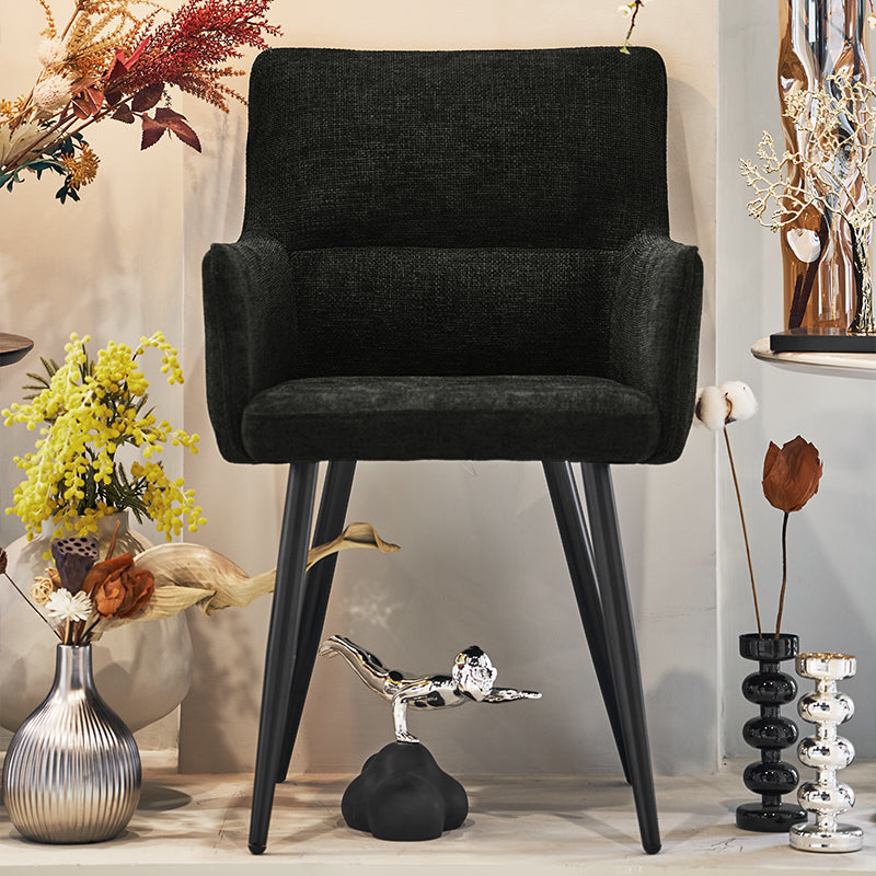 Sillón comedor tapizado en lino beige con estructura de madera y brazos acolchados, ideal para comedores modernos