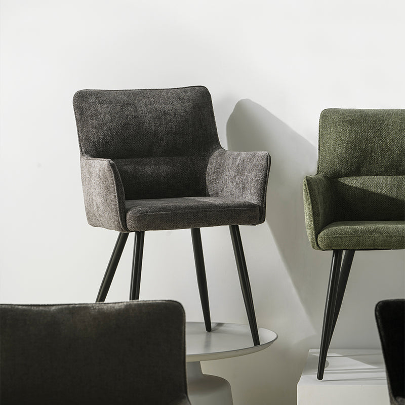 Sillón comedor tapizado en lino beige con estructura de madera y brazos acolchados, ideal para comedores modernos