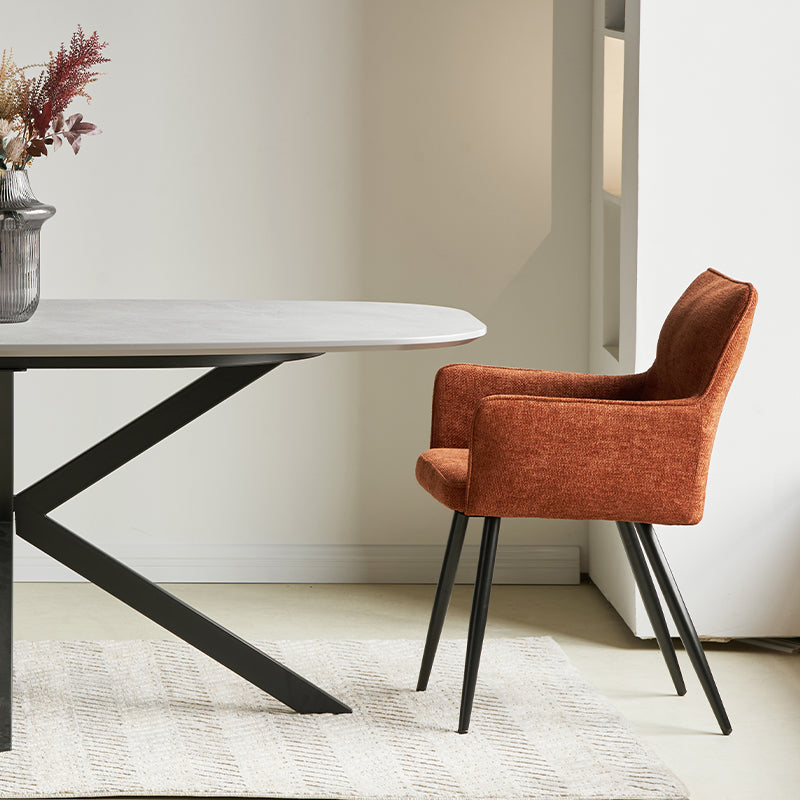 Sillón comedor en lino gris oscuro con patas de madera oscura, perfecto para estilos industrial o nórdico