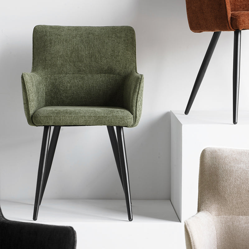 Sillón comedor tapizado en lino beige con estructura de madera y brazos acolchados, ideal para comedores modernos