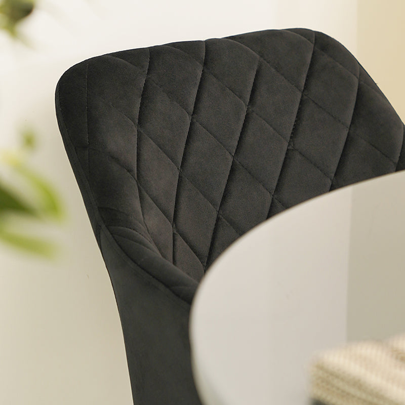 Sillón Frazer UDC8266-V en terciopelo gris claro con estructura metálica dorada. Perfecto para salones modernos o comedores elegantes. Patas de metal resistente y respaldo acolchado para máximo confort