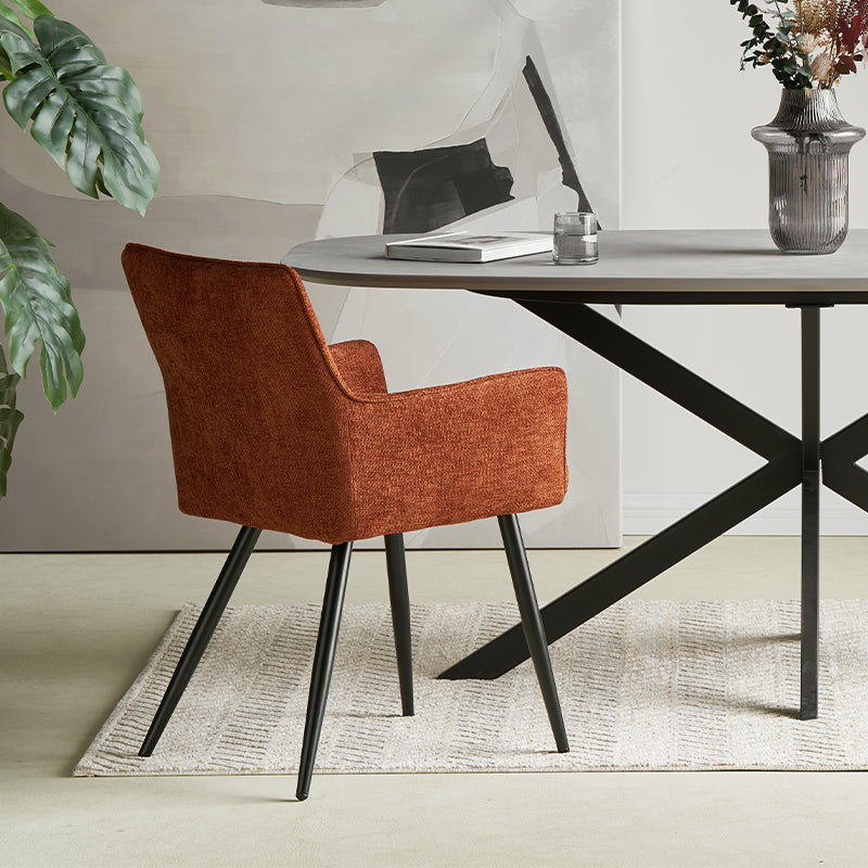 Ambientación con sillones Kaya alrededor de mesa de roble, ideal para interiores luminosos y modernos