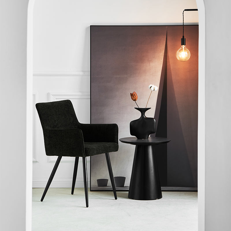 Sillón comedor en lino gris oscuro con patas de madera oscura, perfecto para estilos industrial o nórdico