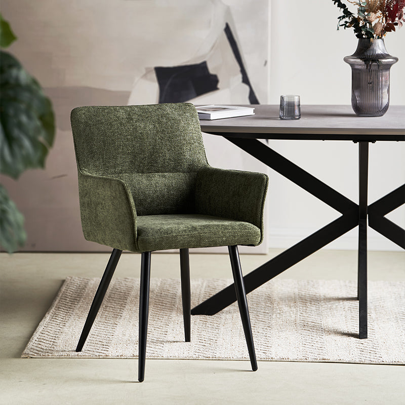 Ambientación con sillones Kaya alrededor de mesa de roble, ideal para interiores luminosos y modernos