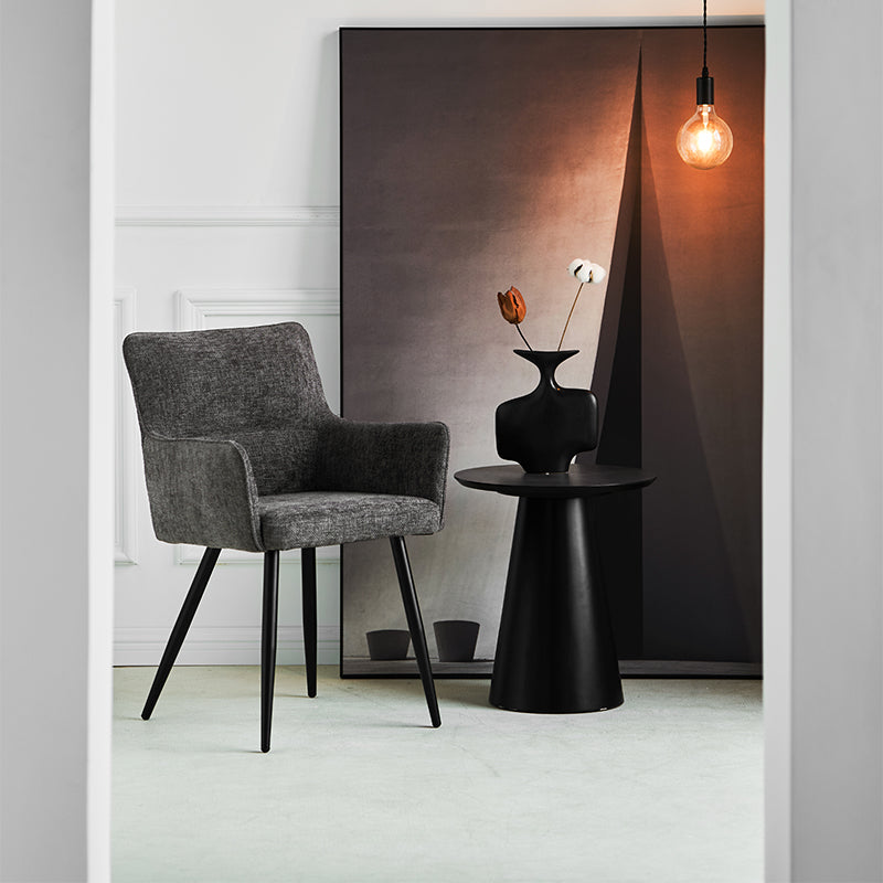 Ambientación con sillones Kaya alrededor de mesa de roble, ideal para interiores luminosos y modernos