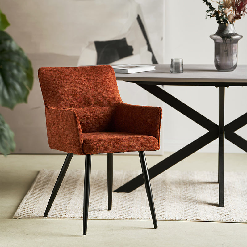 Sillón de comedor con brazos curvados y patas robustas de madera, estilo escandinavo contemporáneo