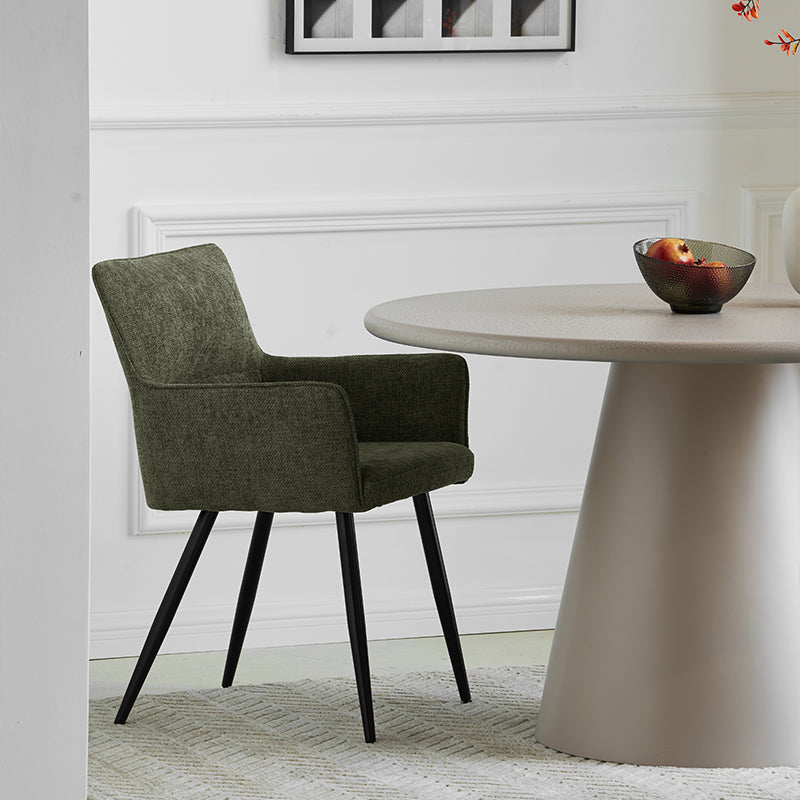 Ambientación con sillones Kaya alrededor de mesa de roble, ideal para interiores luminosos y modernos