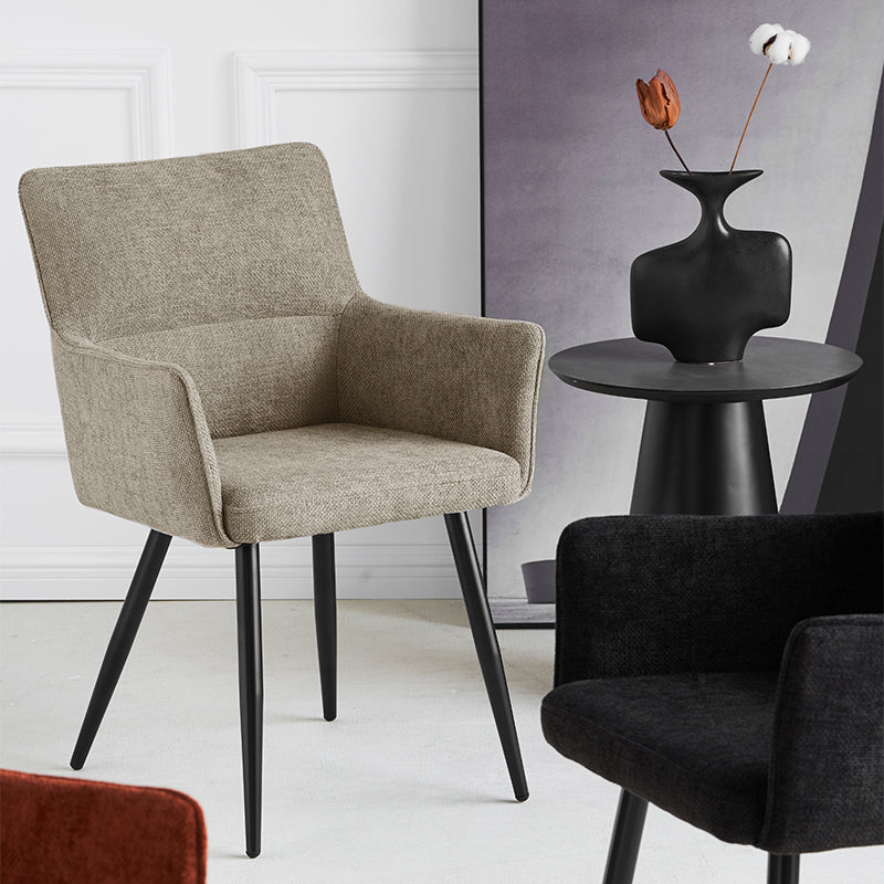 Ambientación con sillones Kaya alrededor de mesa de roble, ideal para interiores luminosos y modernos