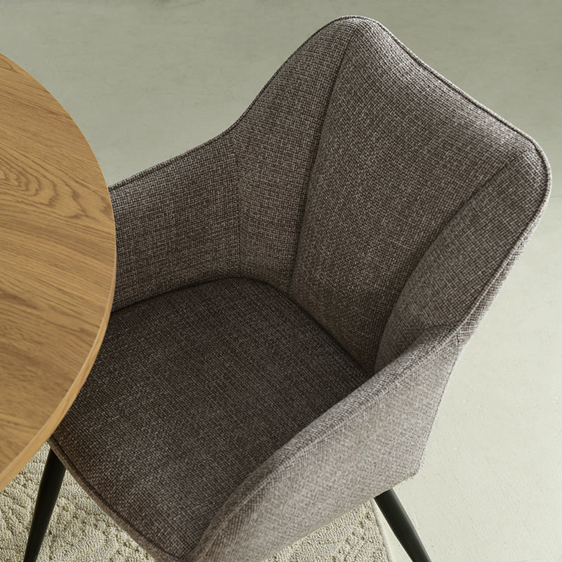 Sillón acolchado Sienna Garden de OFCASA con estructura metálica negra y cojines grises, perfecto para terrazas y comedores,Sillón de exterior Sienna en un patio moderno, muestra diseño ergonómico y tejido resistente a la intemperie