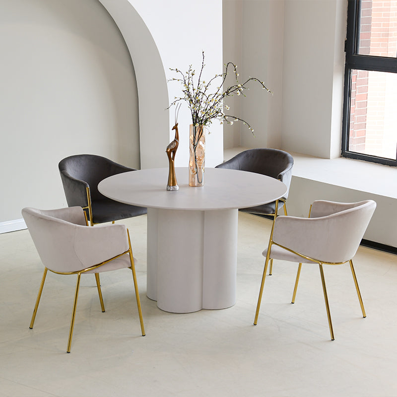 Silla de comedor Dalila con reposabrazos en terciopelo beige y estructura dorada, diseño moderno y sofisticado