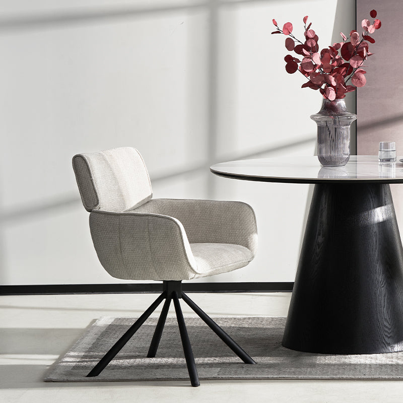Silla giratoria Elara HDC233029 con reposabrazos, tapizada en chenilla beige y base metálica plateada - rotación suave 360° para comedores modernos