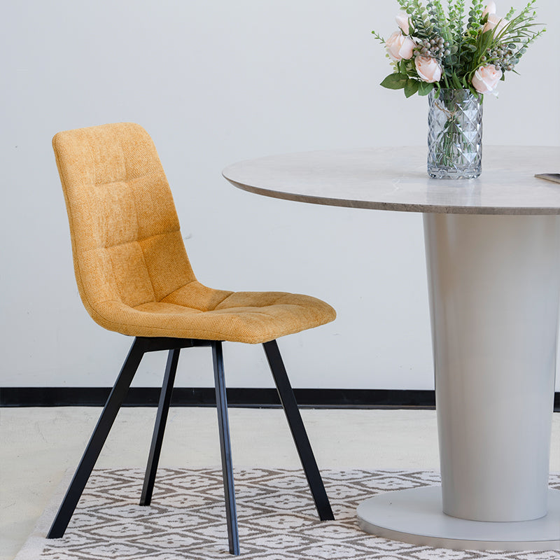 Silla de comedor Aoife tapizada en tela de lino beige, con respaldo curvado y patas de metal negro - Ideal para comedores modernos