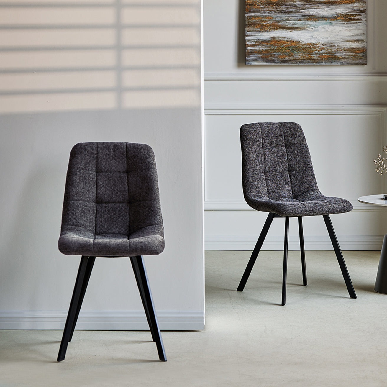 Silla de comedor Aoife tapizada en tela de lino beige, con respaldo curvado y patas de metal negro - Ideal para comedores modernos