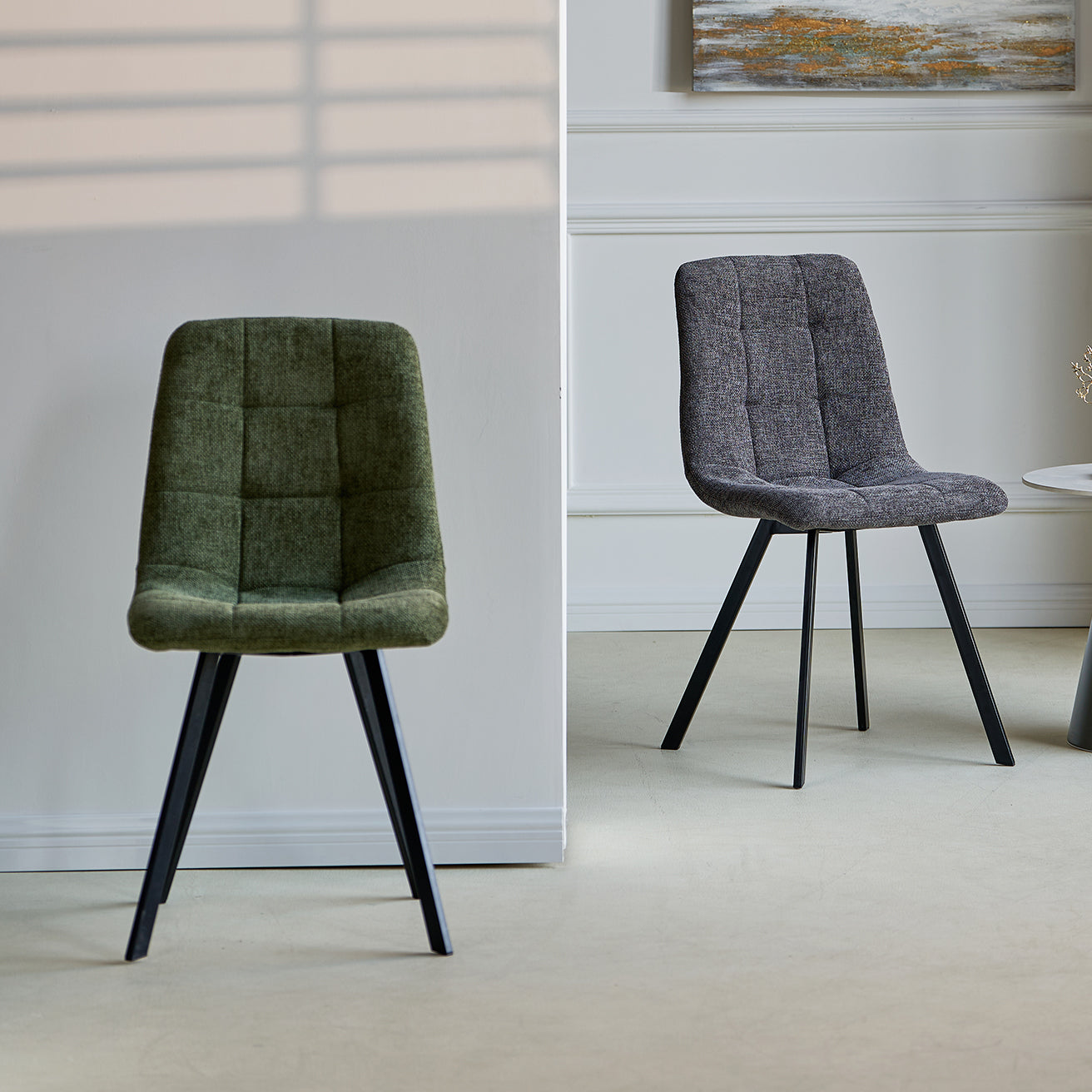 Silla de comedor Aoife tapizada en tela de lino beige, con respaldo curvado y patas de metal negro - Ideal para comedores modernos